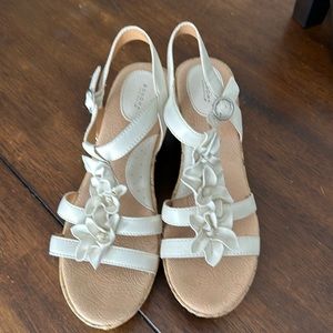 Sonoma creamy color leather size 8 1/2